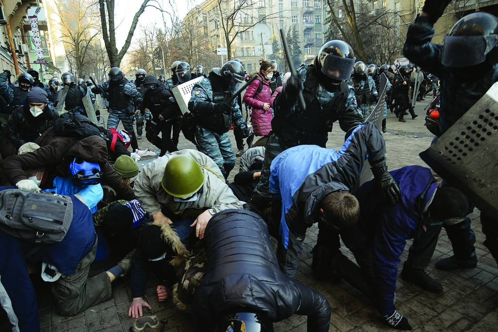 Уранці 18 лютого Майдан пішов у «мирний наступ» на Верховну Раду, який переріс у масштабні бої в урядовому кварталі. 18-го та 19-го в Києві загинуло 36 людей, 85 – отримали вогнепальні поранення.