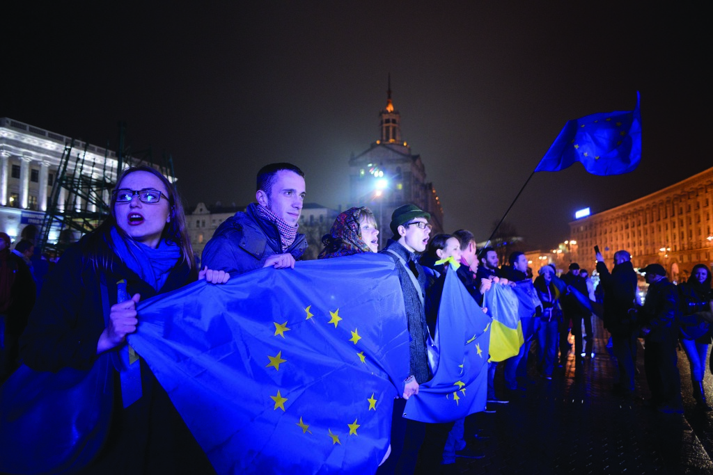 21 ноября 2013 года Кабмин Николая Азарова объявил о приостановлении подготовки подписания Украиной Соглашения об ассоциации с Европейским союзом. В тот же вечер несколько сотен киевлян – в знак протеста – собрались на Майдане Незалежности.