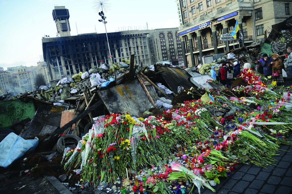 Цветы в память о погибших в ходе противостояния на Майдане.