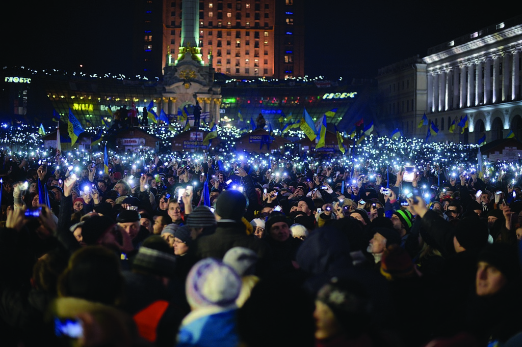 Новогодняя ночь 2014 на Майдане. Сто тысяч человек зажгли огоньки мобильных телефонов, исполняя гимн Украины