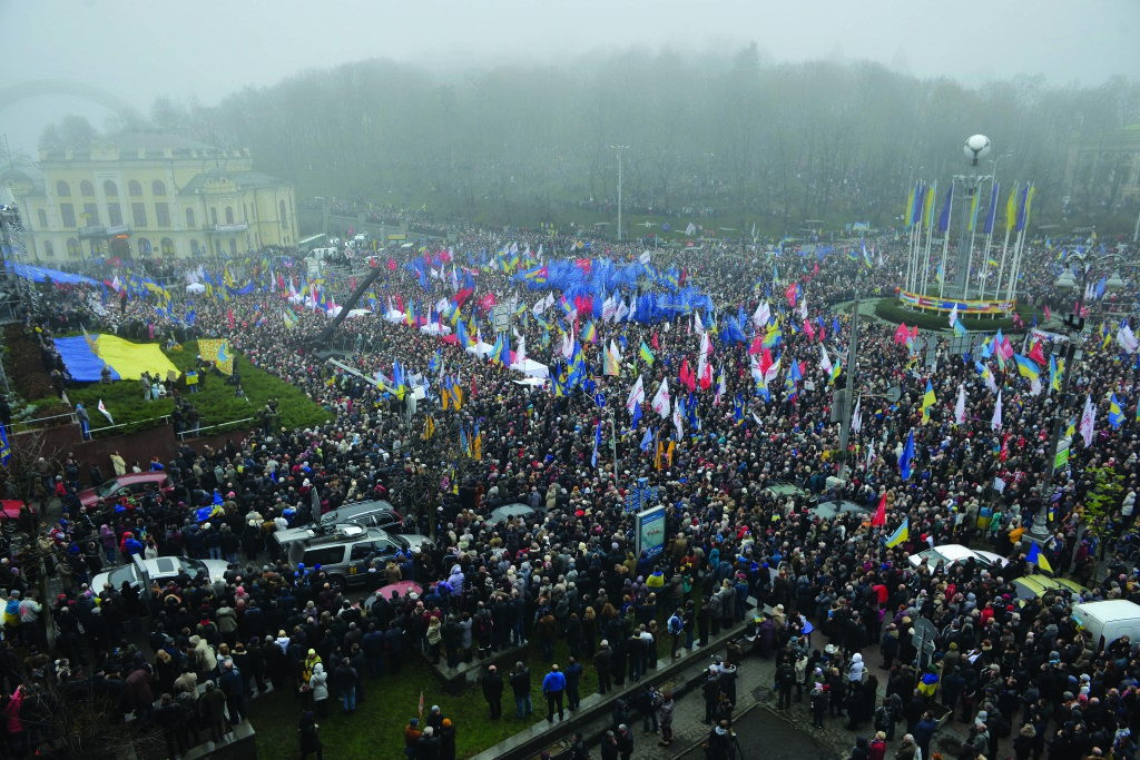 24 ноября прошел первый массовый митинг в центре столицы. В центре Киева собрались – в поддержку европейского выбора страны – уже сотни тысяч людей. Политический актив – на Европейской площади, общественный – на Майдане.