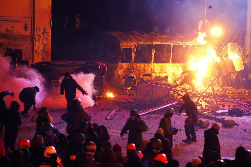 19 января – после очередного вече – часть радикально настроенных протестующих по- пыталась пройти к Верховной Раде через улицу Грушевского, где натолкнулась на кордон силовиков.