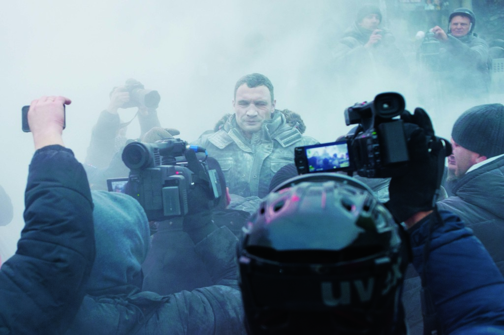 В первые же часы на Грушевского прибыл Ви- талий Кличко – пытался «остудить» горячие головы. Вместо этого «остудили» его. В бук- вальном смысле – из огнетушителя.