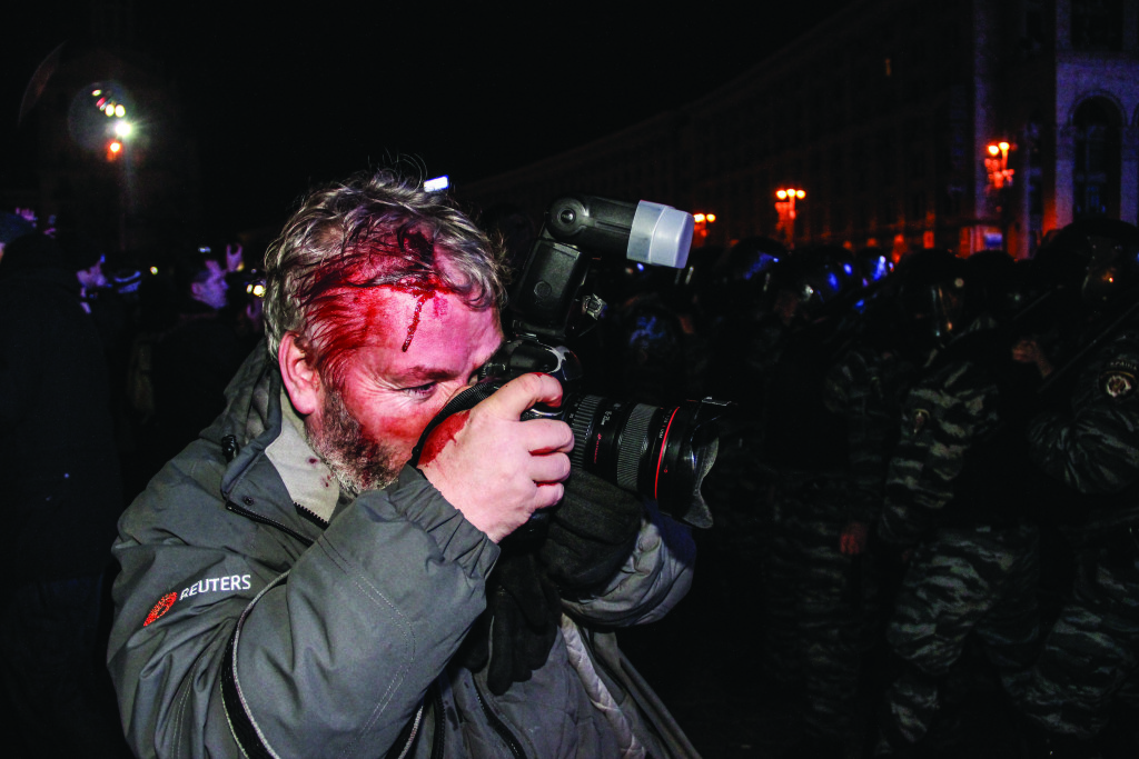 29 декабря оппозиционеры попытались завести на Майдан две машины со сво- ей «озвучкой» – общественники попросили их «принять» протест. «Озвучку» заблокировал «беркут» – «тренировался» перед предстоявшим ночью разгоном студентов. Между защитниками автобусов и силовиками произошло несколь- ко отчаянных столкновений, в ходе которых, в частности, пострадал фотограф агентства «Reuters» Глеб Гаранич – ему разбили голову милицейской дубинкой, но он, несмотря ни на что, продолжал снимать;