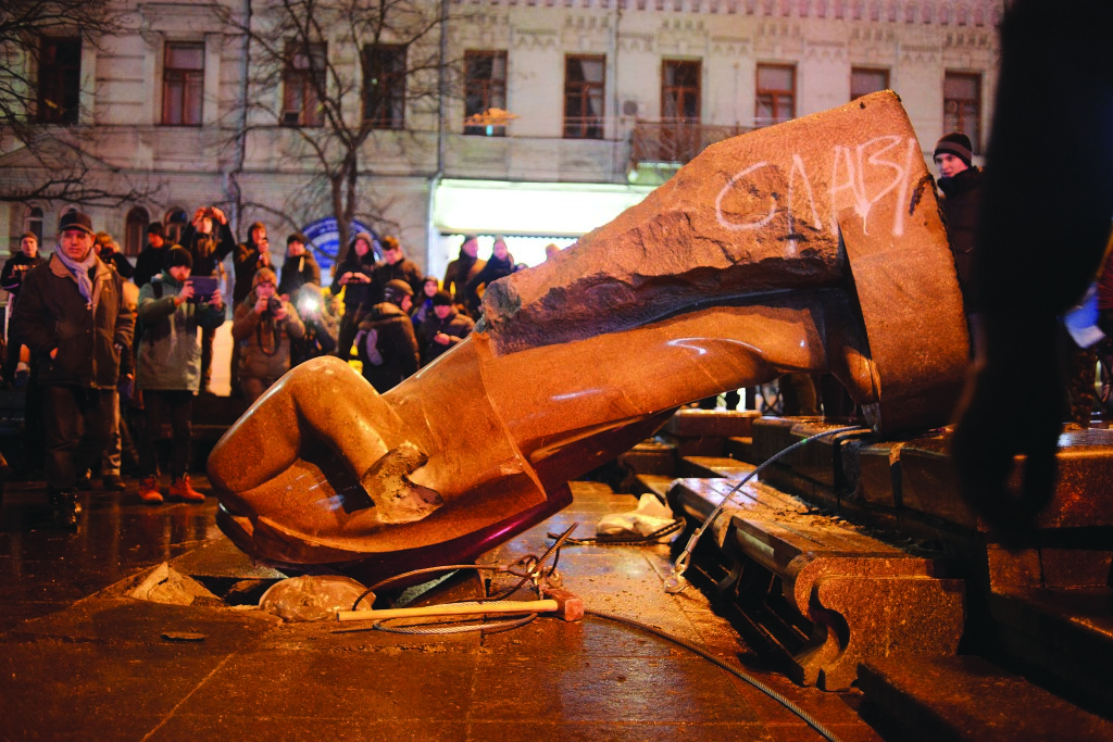8 грудня 2013 року в самому центрі Києва мітингувальники скинули з п’єдесталу пам’ятник Володимиру Леніну. По всій Україні почався «ленінопад» – у великих обласних центрах і маленьких містечках люди трощили символи радянського минулого.